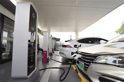 小散配资 超充+换电 新能源汽车补能“双轨并行”