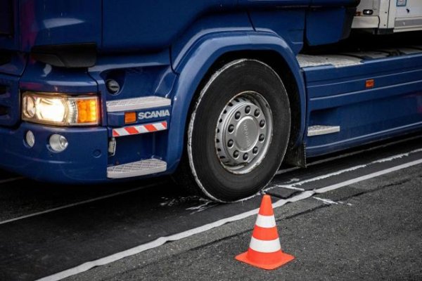 大御优配 卡车车轴断裂，越南一男子散步遭脱落的车轮撞击身亡