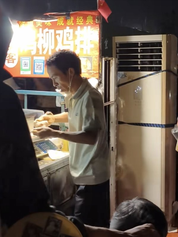 有富策略 “鸡排哥”成立工作室，经营范围为餐饮管理等！摊位已装空调